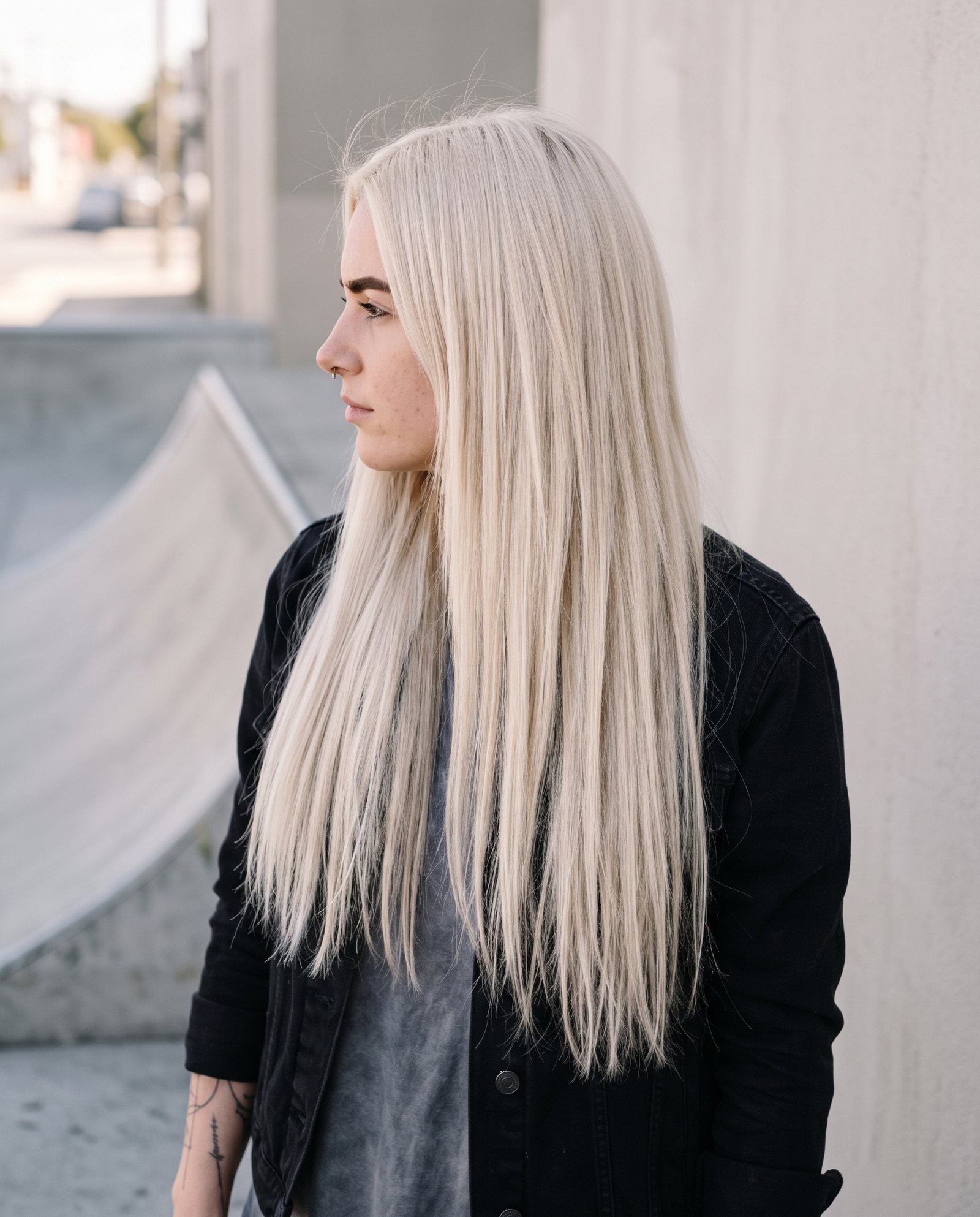 Žena s dlhými platinovo blond clip-in vlasmi